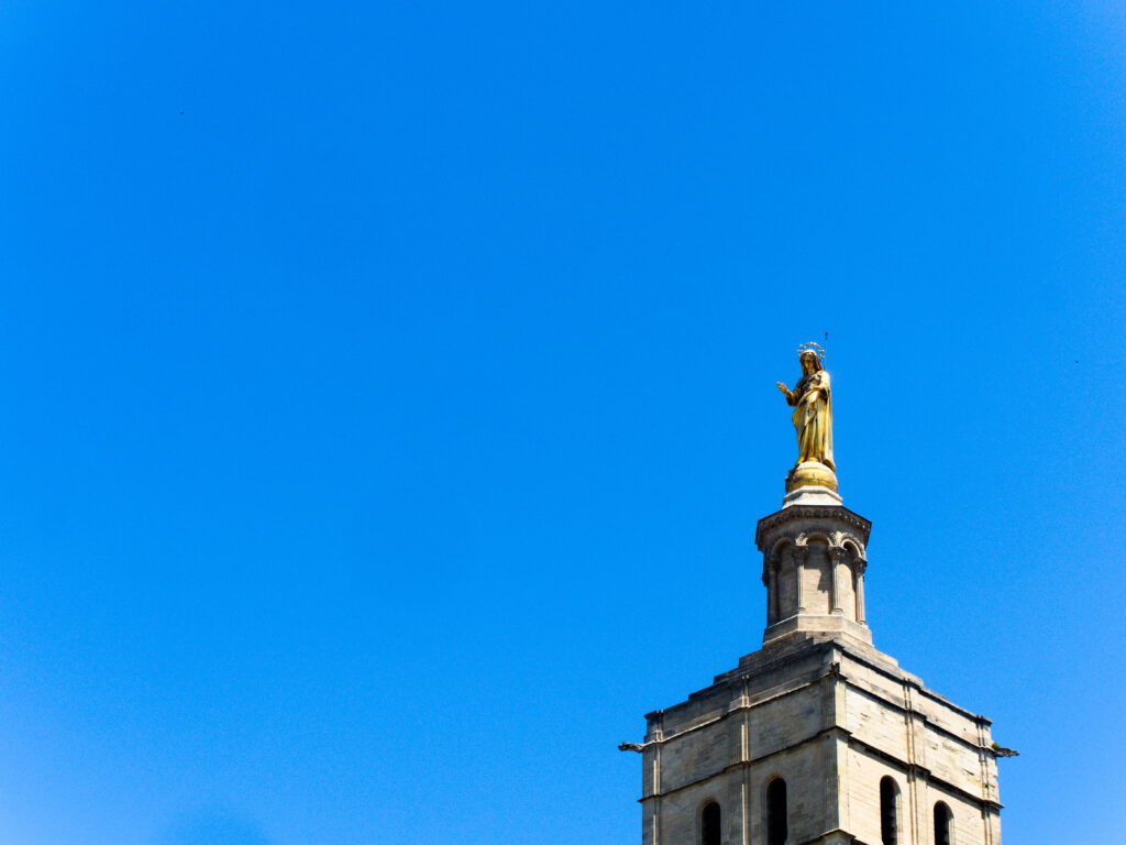 Standbeeld op Palais des Papes in Avignon