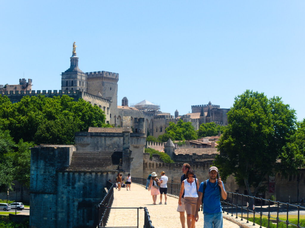 Uitzicht over Palais des Papes vanaf de Pont d'Avignon