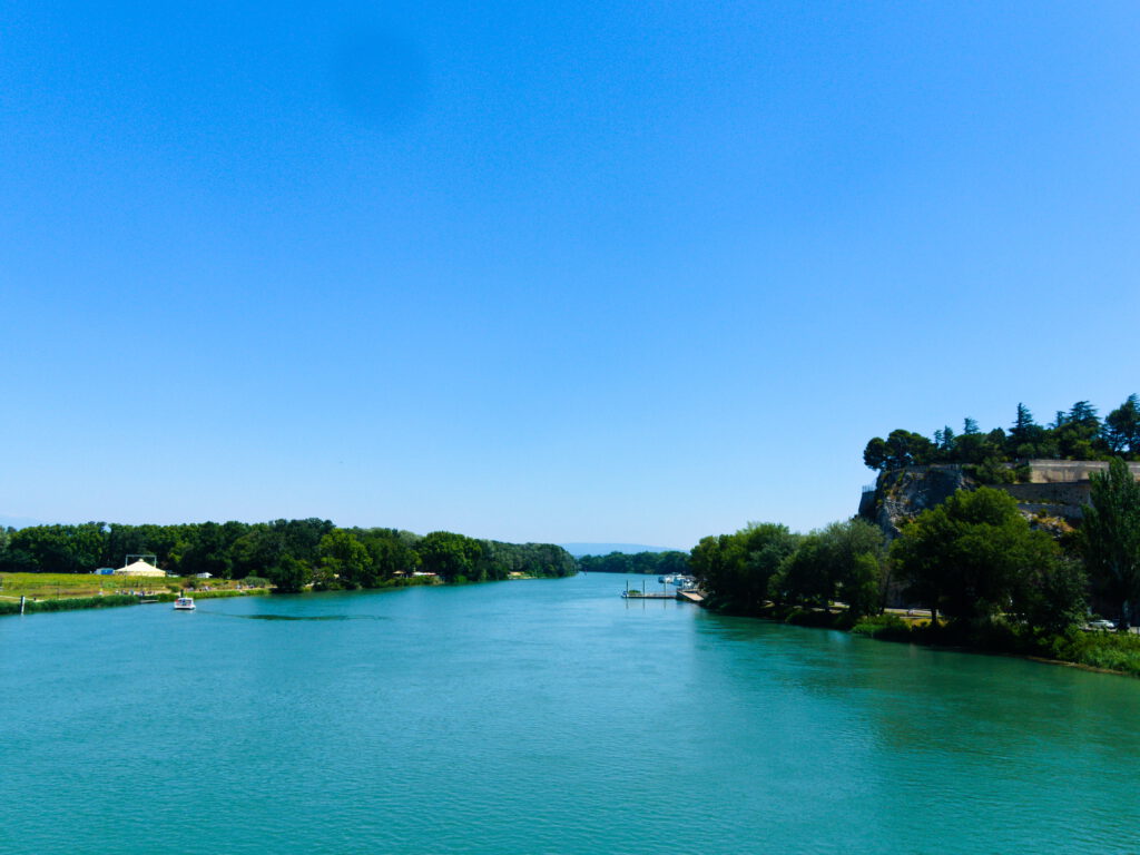 Uitzicht over de rivier vanaf de Pont d'Avignon