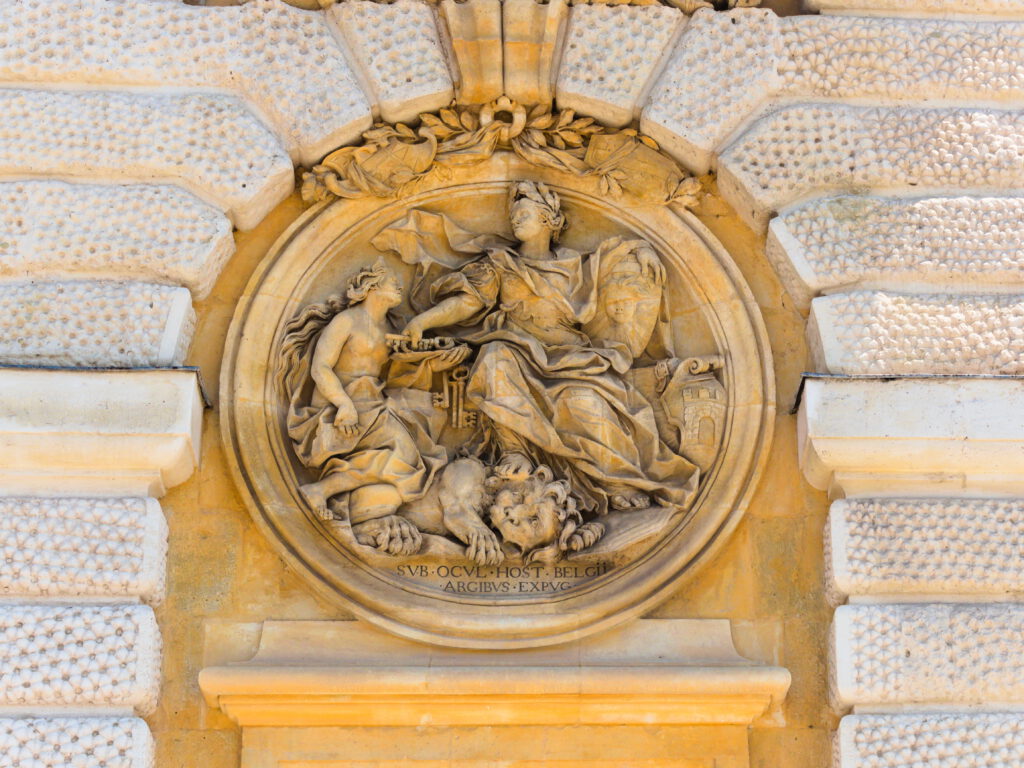 Beeldhouwwerk op een kerk in Montpellier