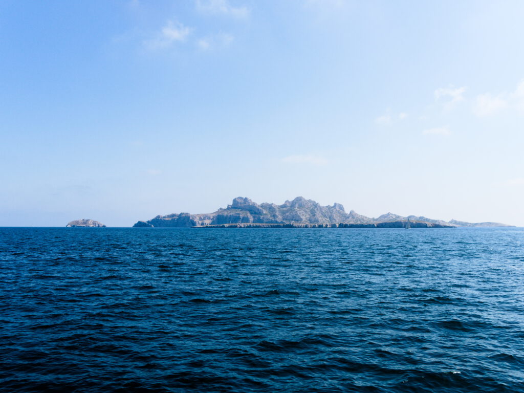 Uitzicht vanaf de boot richting nationaal park des Calanques