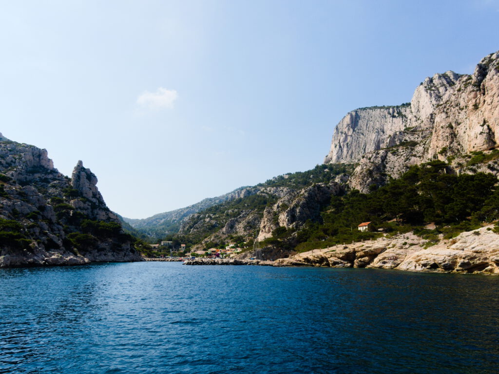 Uitzicht vanaf de boot in nationaal park des Calanques