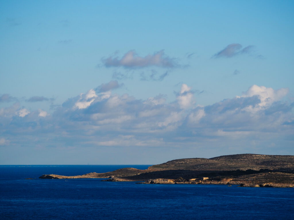 Het eiland Comino, gezien vanaf Gozo